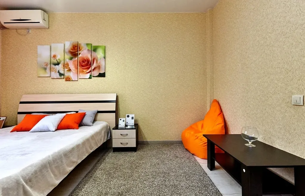 Апартаменты Оранж с диваном в кухне-гостиной