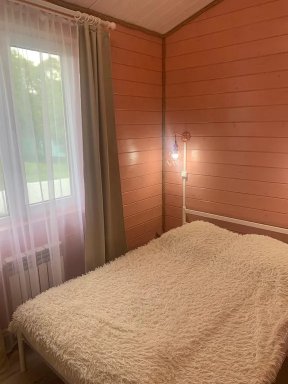 Уютный домик на берегу реки