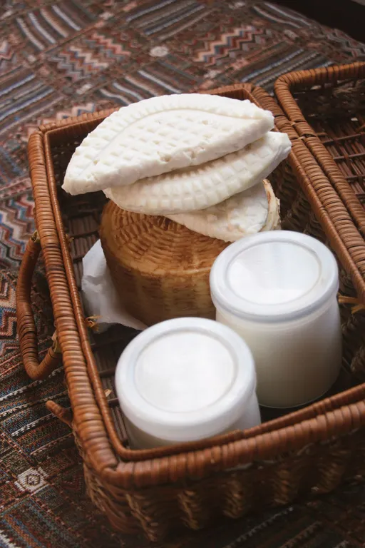 Бревенчатый дом с конюшней на озере