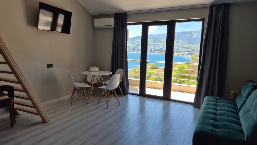 Двухуровневая студия с панорамным видом на море