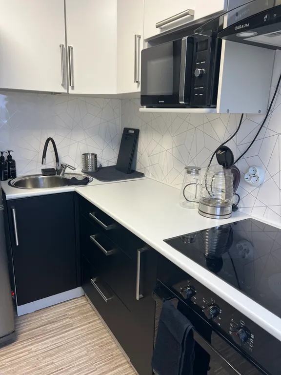 Уютная квартира с видом на проезжающий ретро-поезд