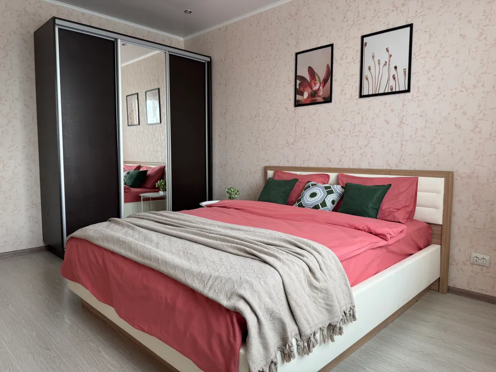 Квартира с уютным балконом и большой кроватью