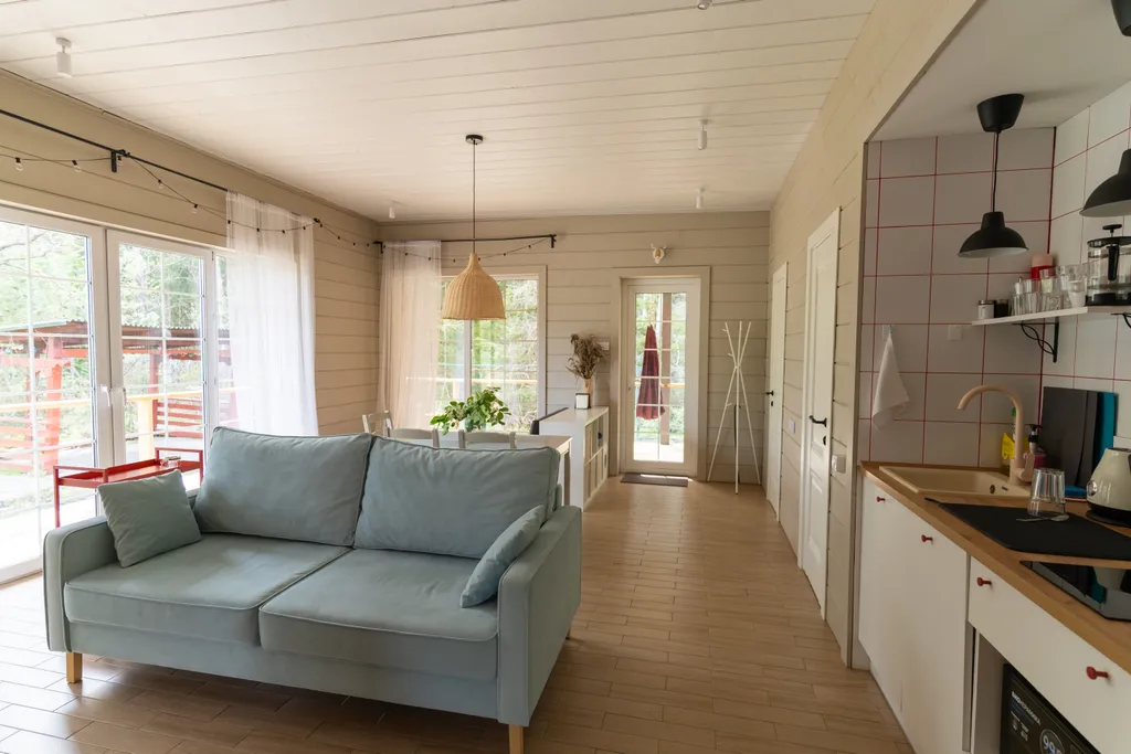 Дача с красными карпами с баней и чаном