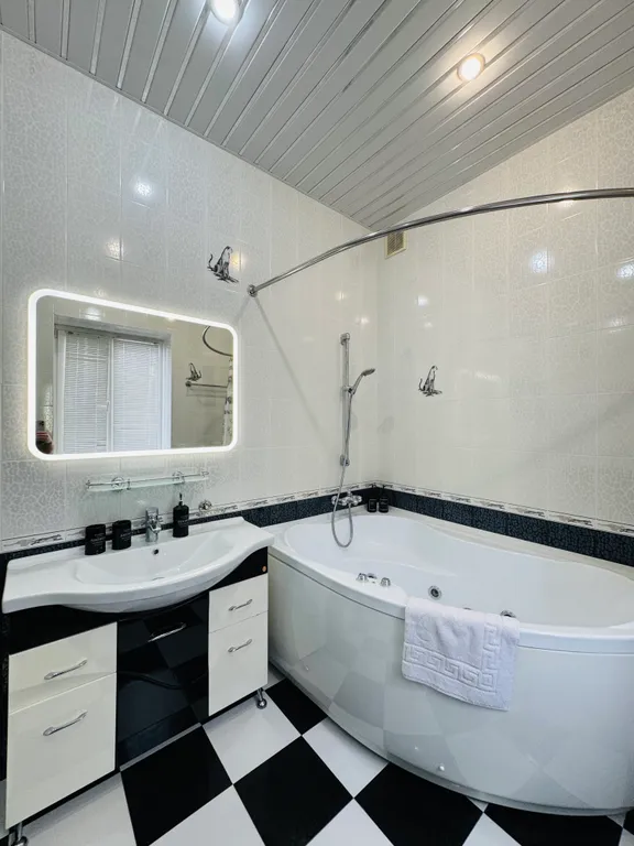 Дом с бассейном и баней возле курзоны