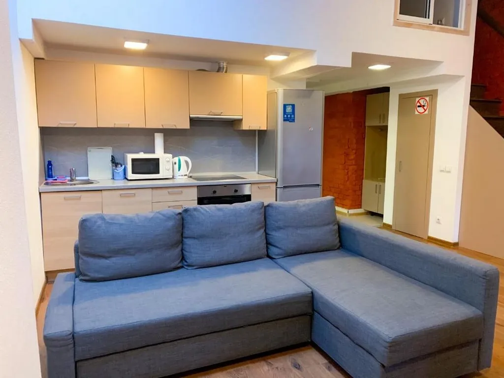 Двухуровневые апартаменты с круглым окном