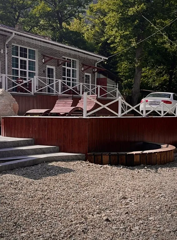 Премиальный гостевой дом в светлых тонах с видом на горы