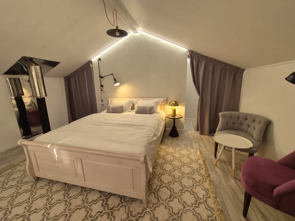 Дом сканди с камином с видом на озеро