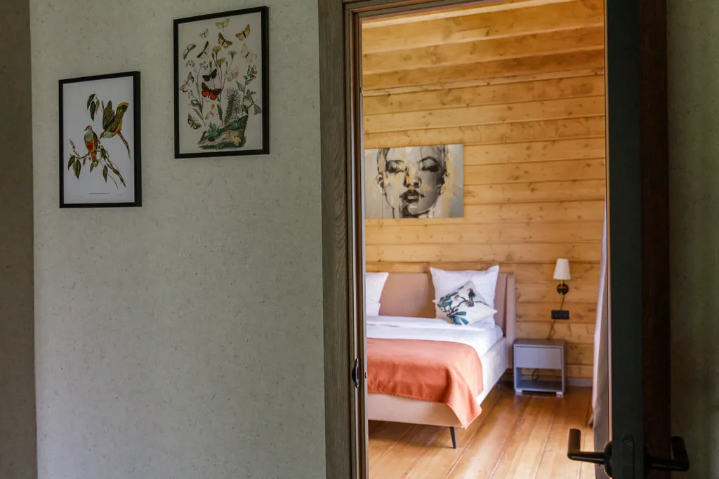 Трёхкомнатный коттедж в лесу у пруда