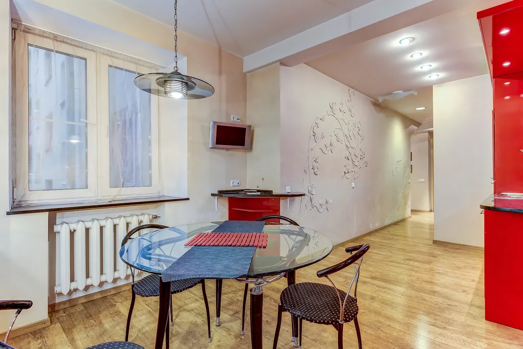 Ryss' 2BR Apt on Nevsky 79