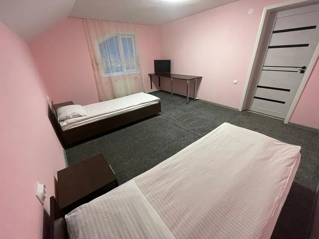 Благоустроенный просторный коттедж с видом на горы для большой компани