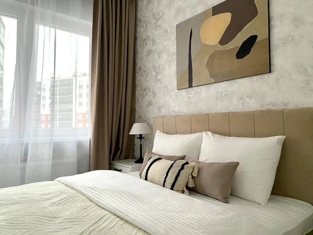 Трехкомнатная квартира Mocha Mousse недалеко от вокзала