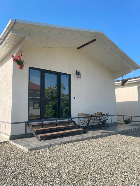 Дом с мансардой у моря, шале с видом на бассейн, номер с бассейном