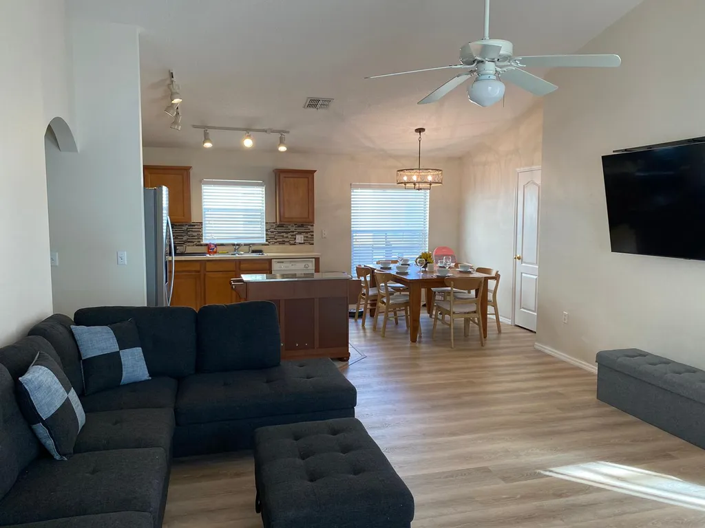 Уютный большой дом с бассейном недалеко от Диснейлэнда