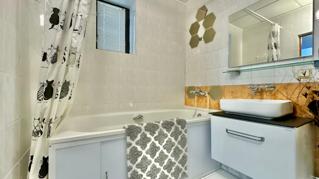 Дом у моря с личным парком, бассейном и сауной