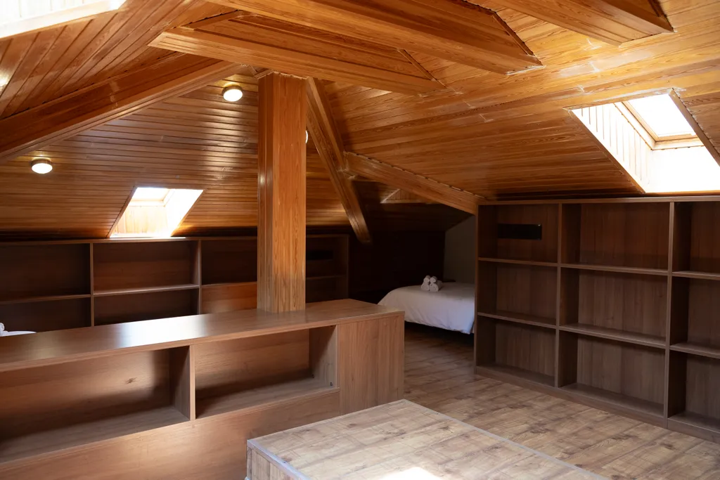 Особняк с большим бассейном в живописном лесном поселке