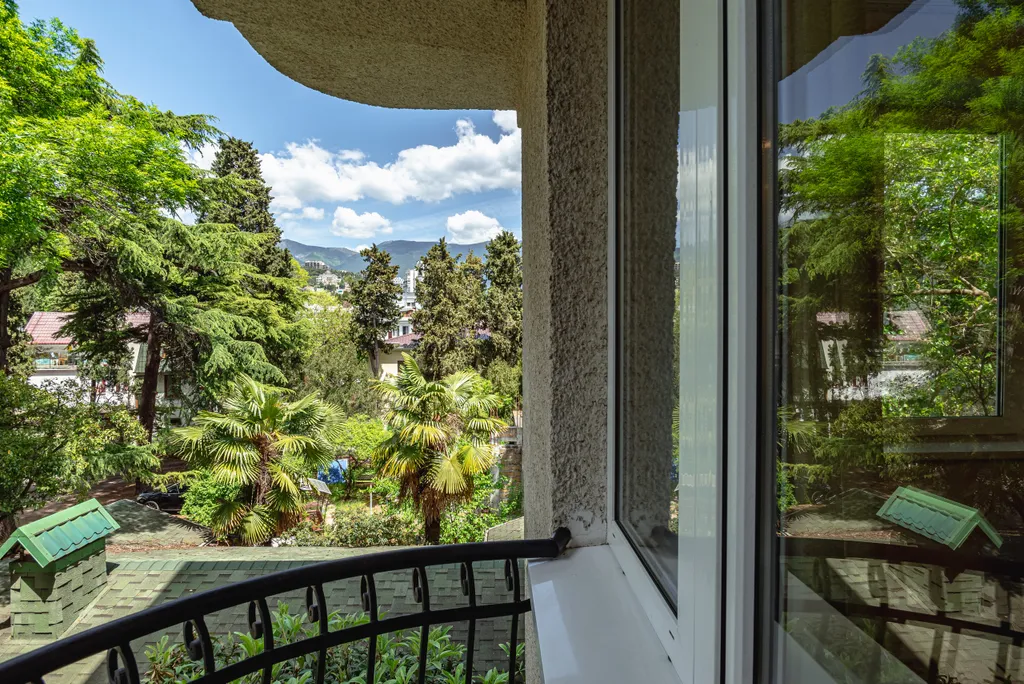 Уютные апартаменты в центре Ялты с видом на горы с 3-балконами