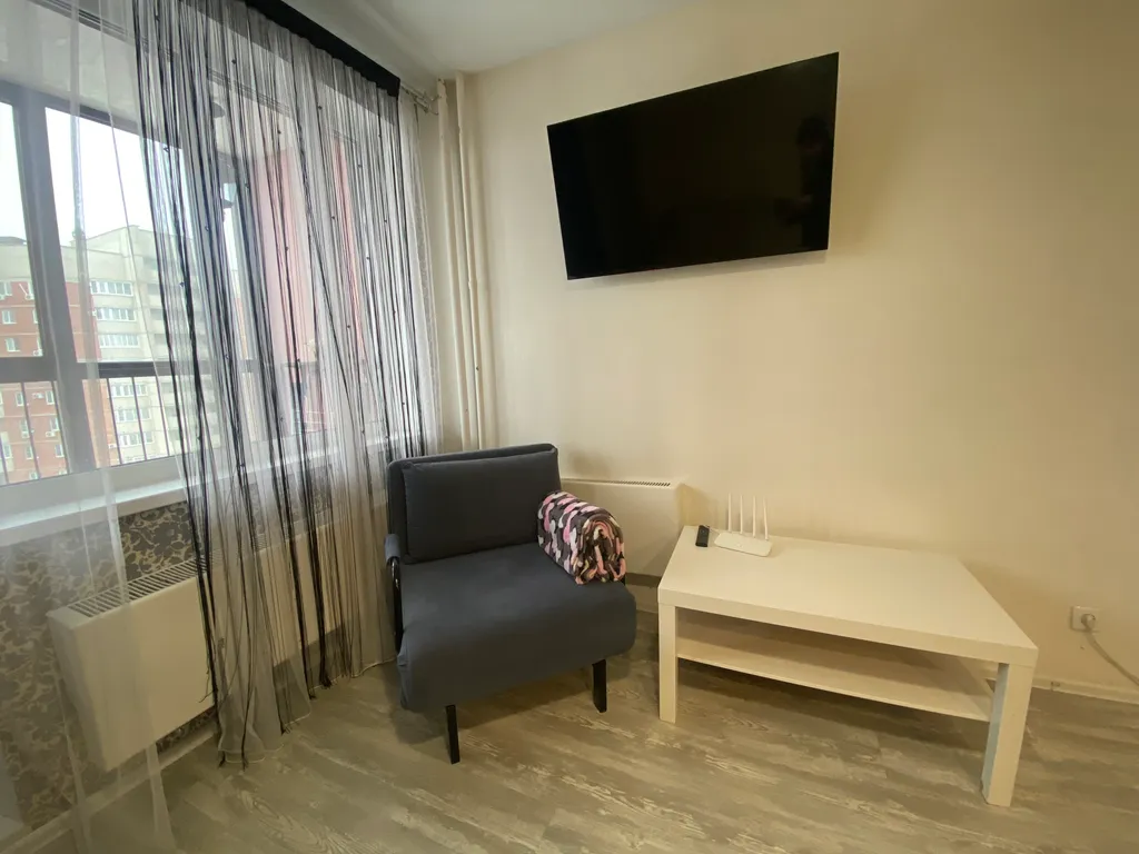 Квартира-студия с панорамным балконом в центре города