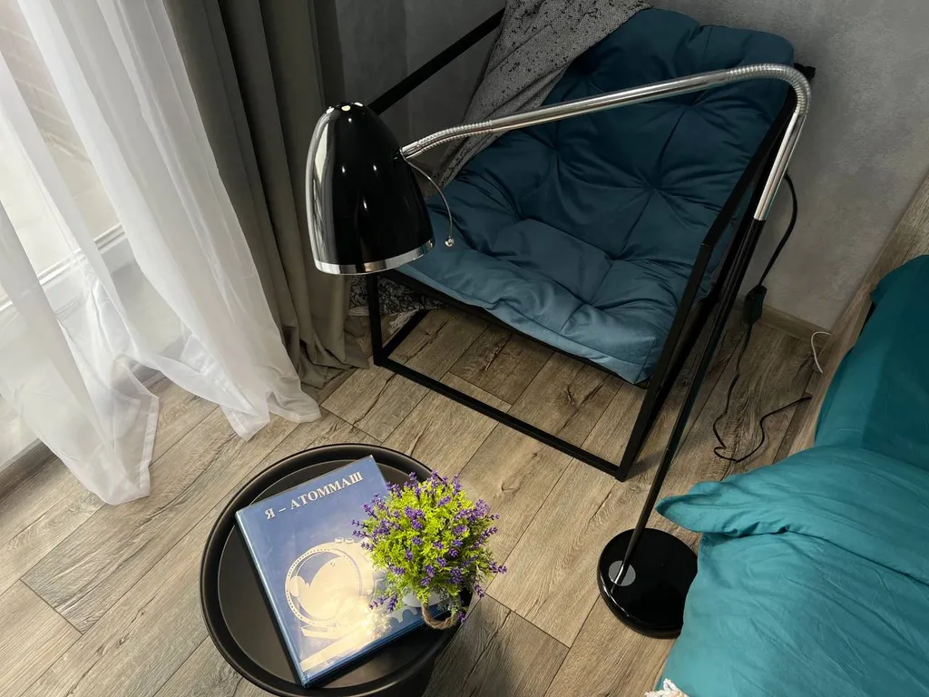 Новый апартамент с зоной отдыха на балконе