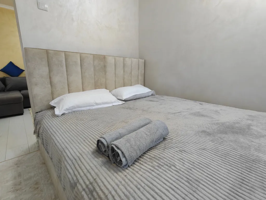 2-комнатная квартира на 1 этаже рядом с ТРЦ MEGA, парком и речкой