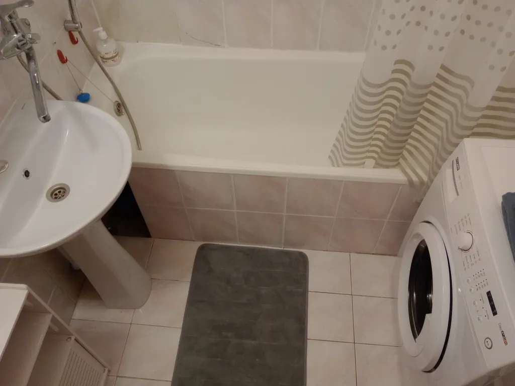 Комфортная 2-комнатная квартира с маленьким парком во дворе