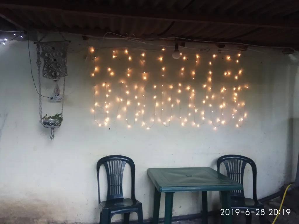 Светлая комната с видом на осенний сад