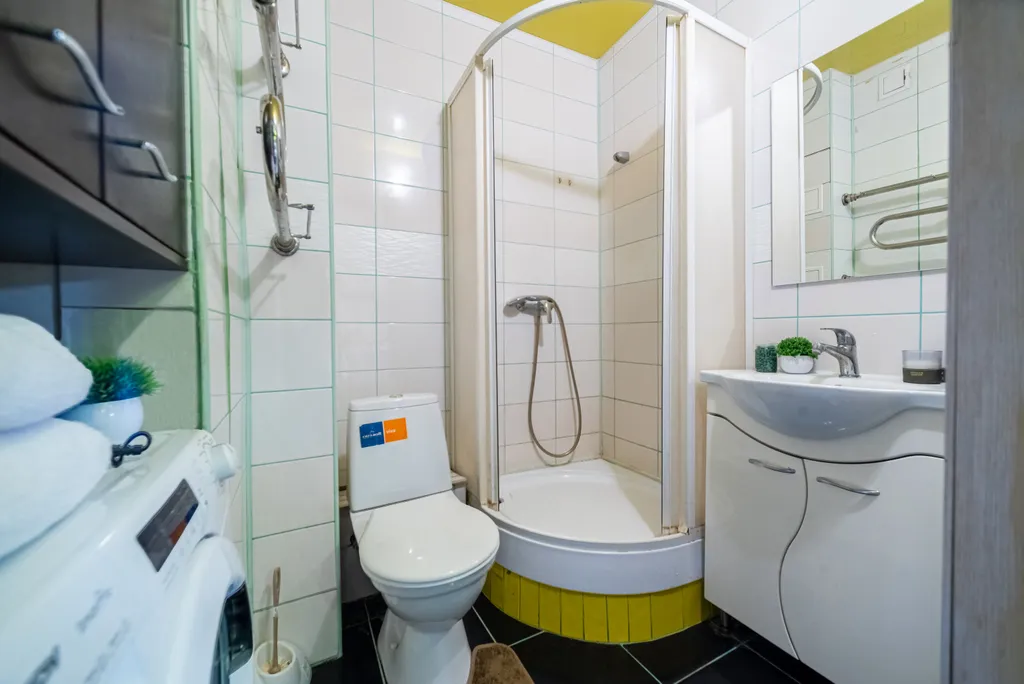 Светлая студия с видом на тихий зелёный двор