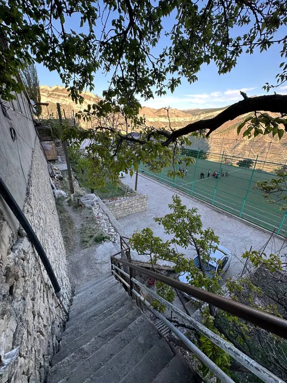 Уютный домик аквамарин у водопада и леса