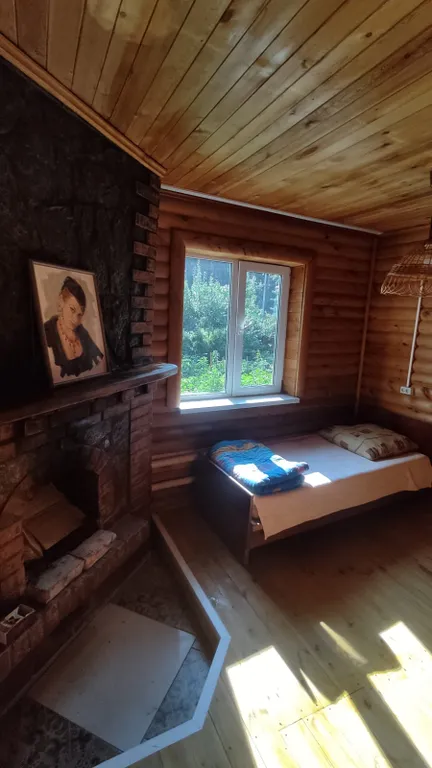 Номер с камином и санузлом. Две двухспальных, две односпальных кровати