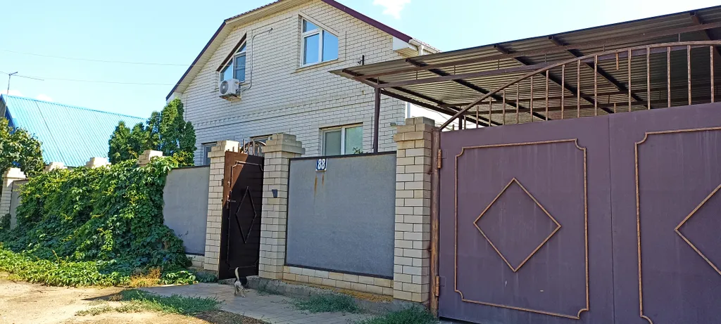 Дом с навесом и парковкой