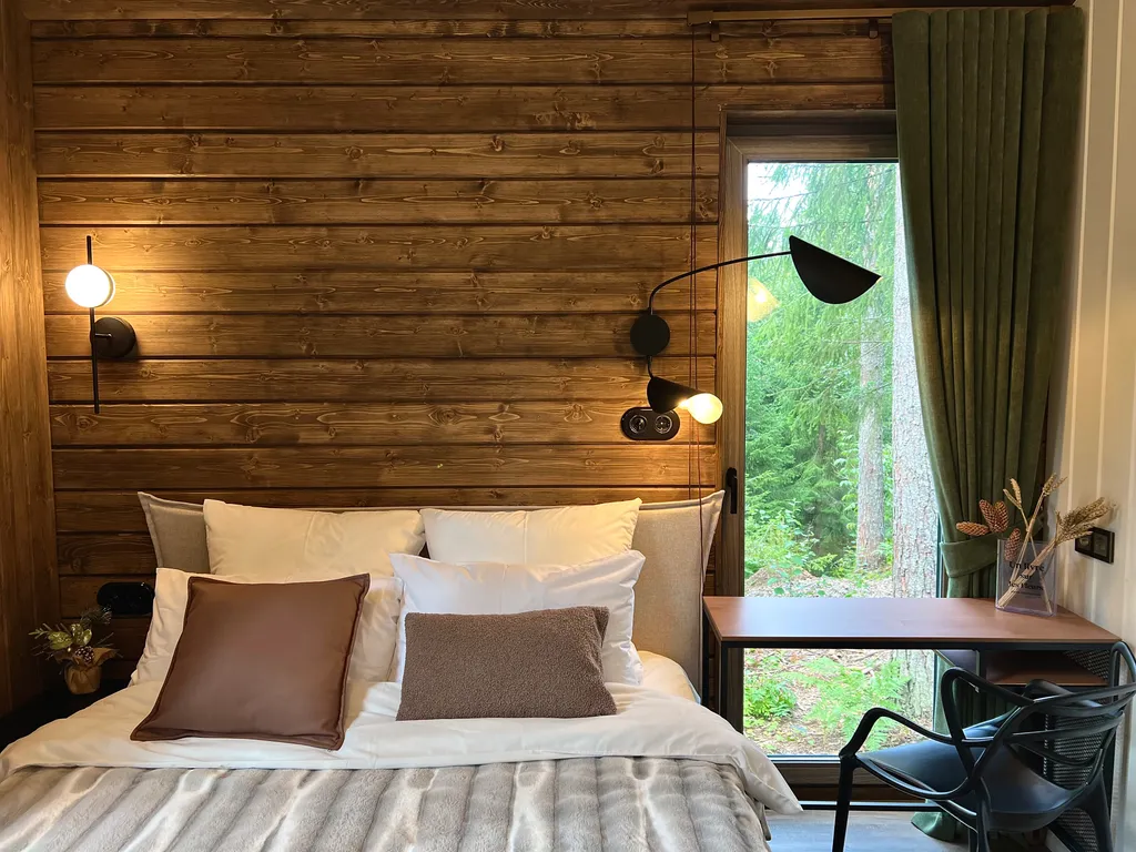 Дом Аура Леса на склоне с большой террасой и видом на лес и реку