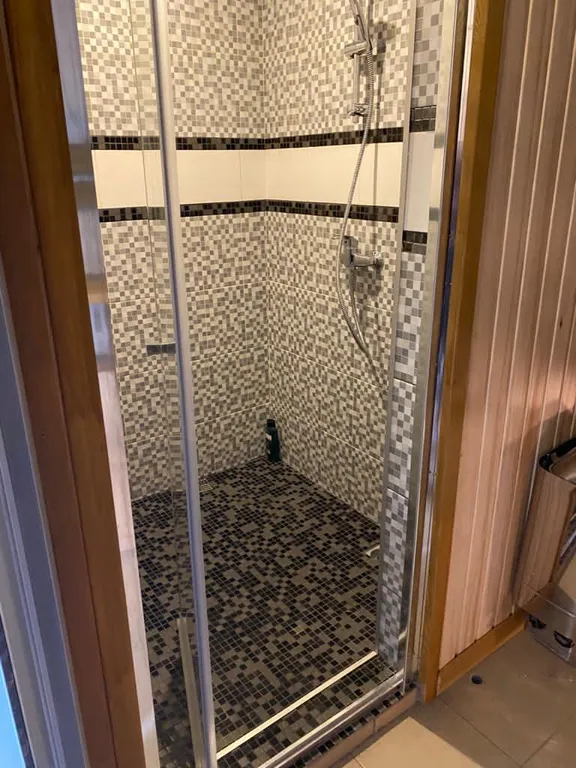 Коттедж с дизайнерской отделкой и камином