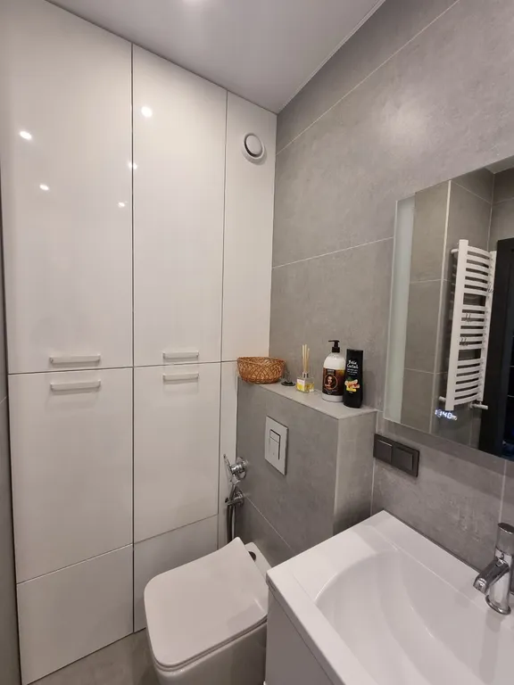 Уютный уголок около лесного озера