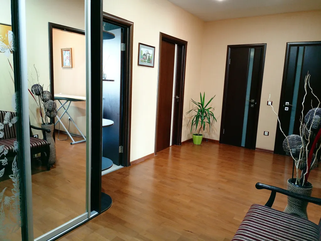 "7 дверей"  85 м. кв. трехкомнатная квартира с видом на Волгу