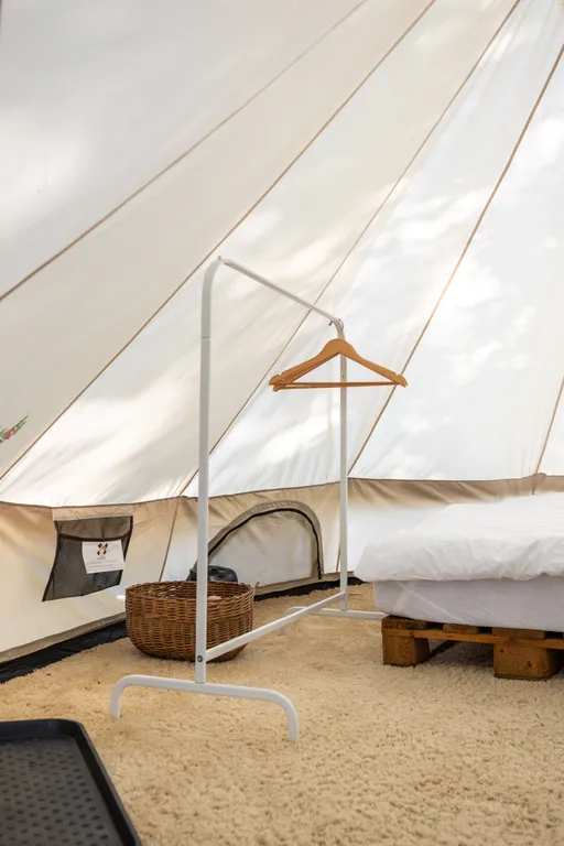 Уютный шатер среди деревьев на берегу озера