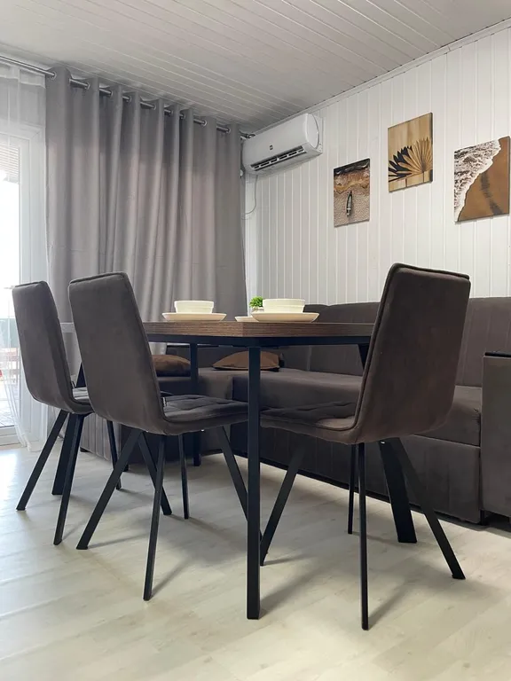 Домик возле моря