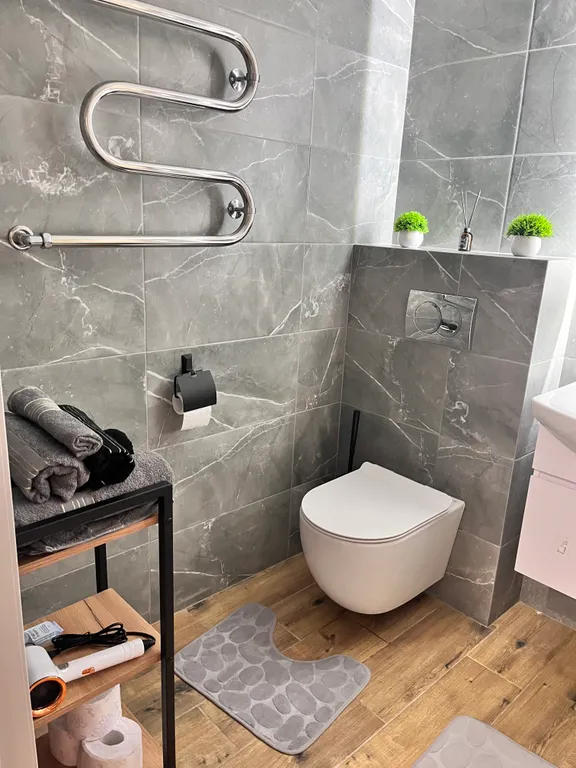 Очаровательная новая чистая квартира