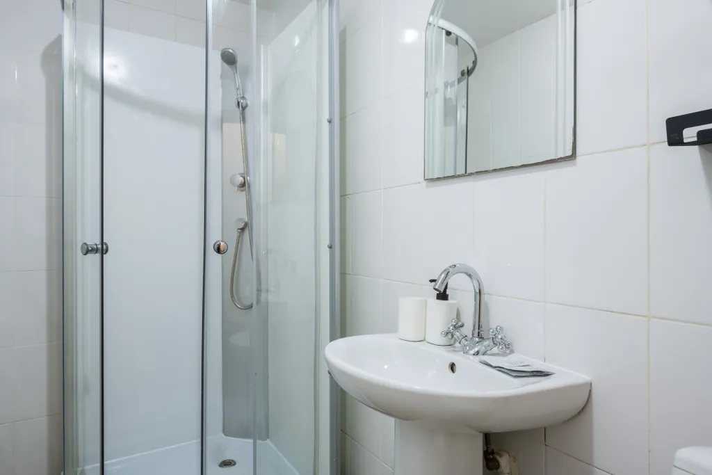 Комната-эконом со своим санузлом и двумя кроватями у зоопарка