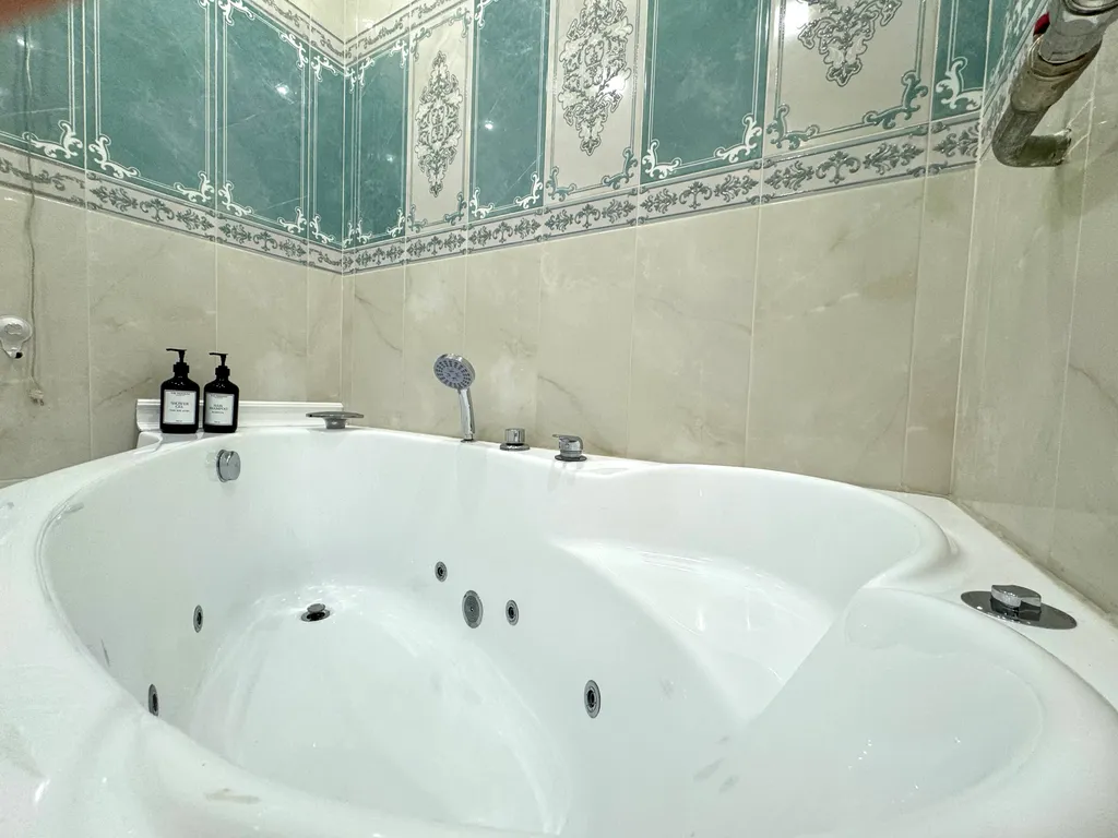 Апартаменты в античном стиле, с джакузи и красивым видом из окна