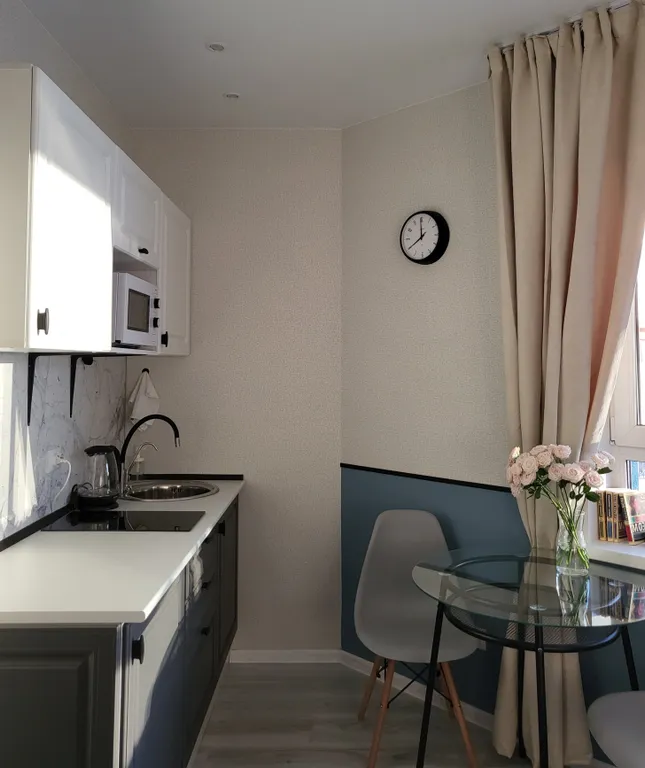 Blue studio - студия с окном в ванной комнате и видом на лес