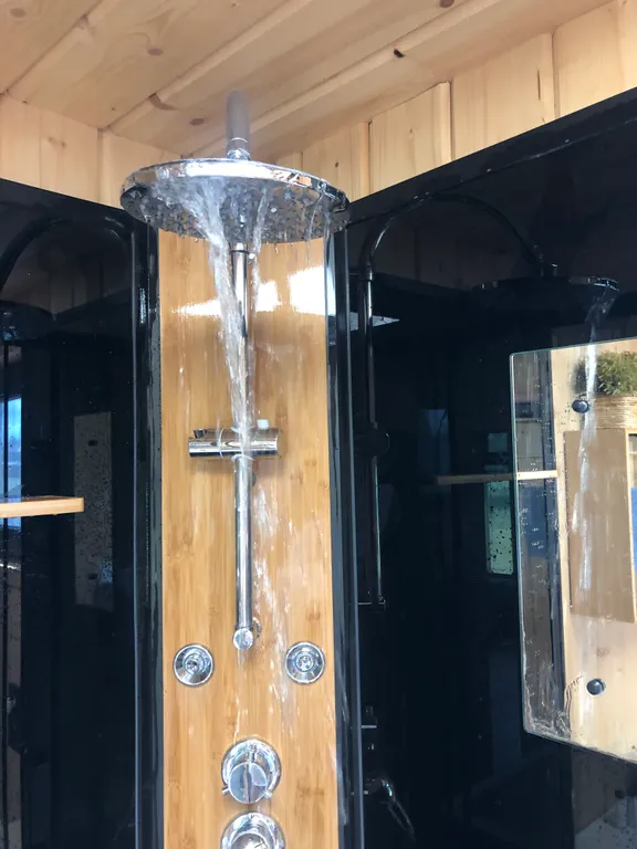 Домик у пруда