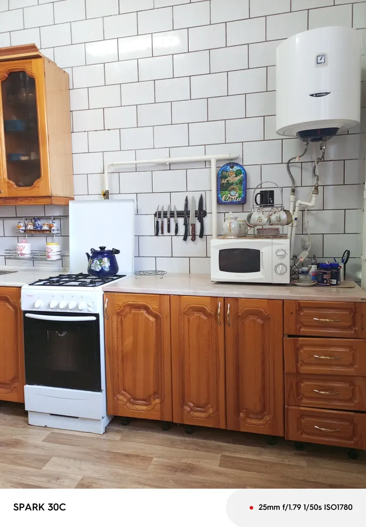 Кухонная, стенка с посудой и. газ печь и свч