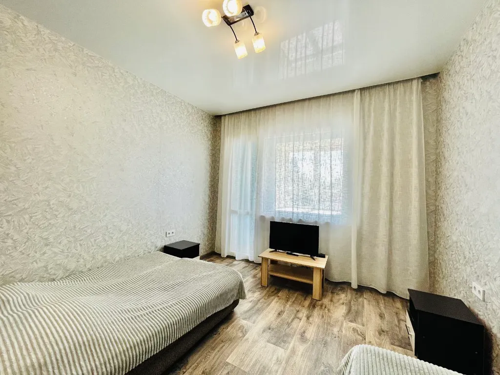 Однокомнатная квартира с диваном и тв на кухне