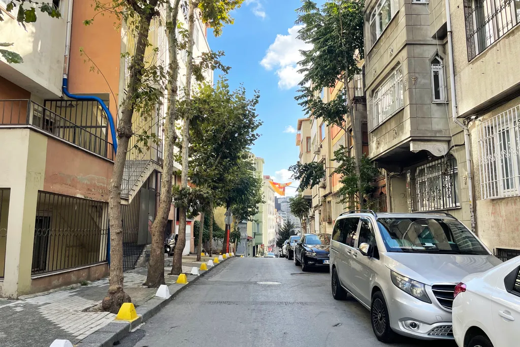 2br and 2bath balcony 8 min to metro