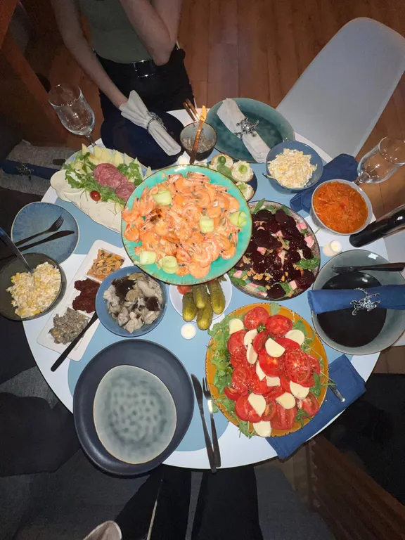 Дом на берегу реки в тихой деревне