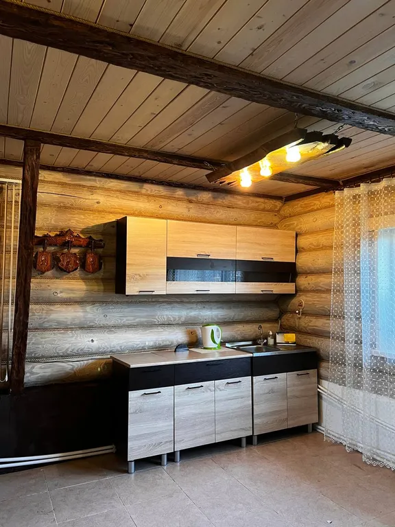 Уютный бревенчатый двухэтажный дом