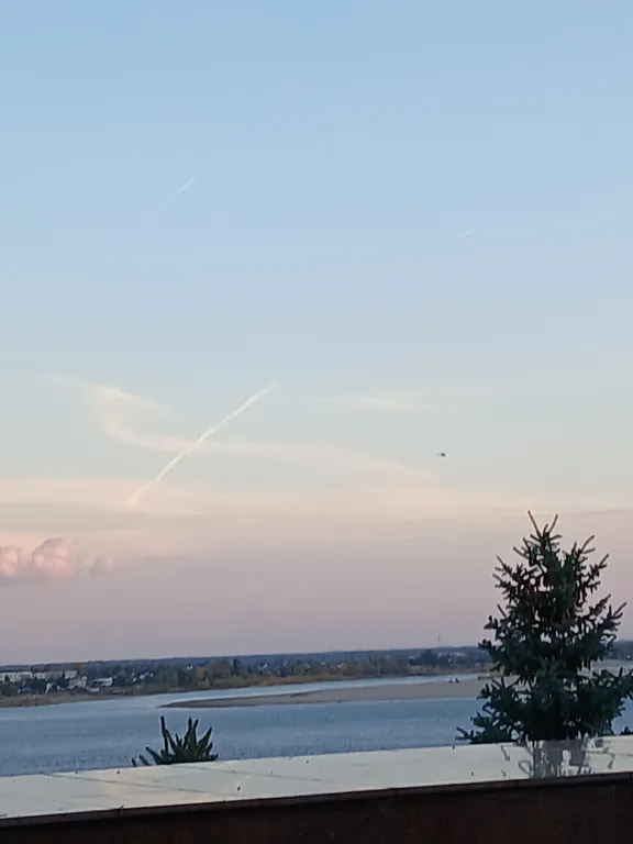 Жизнь с видом реку: огромная лоджия с панорамным остеклением в пол!