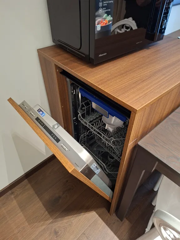 Трёхкомнатная квартира в центре Тбилиси с балконом, вид во двор