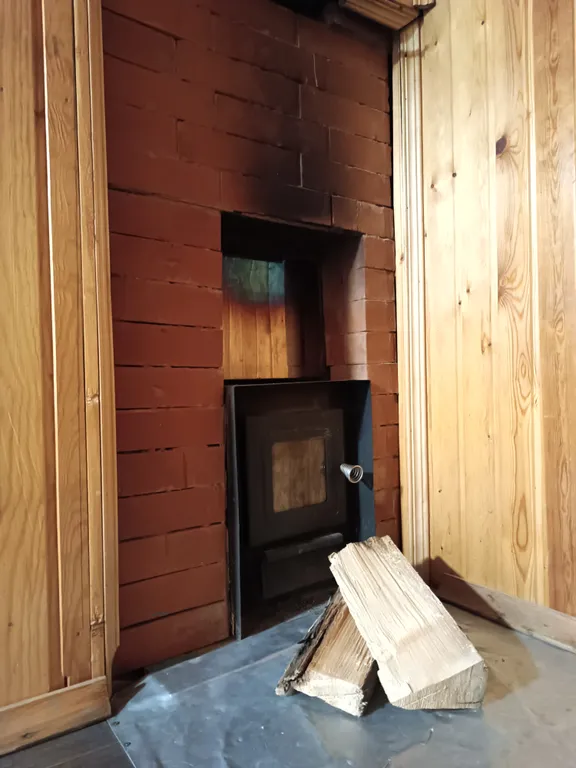 Уютный домик у реки