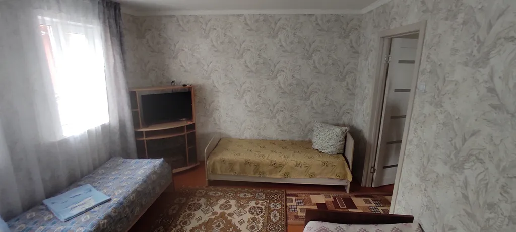 Маленький дом, простенький ремонт, не далеко он озер