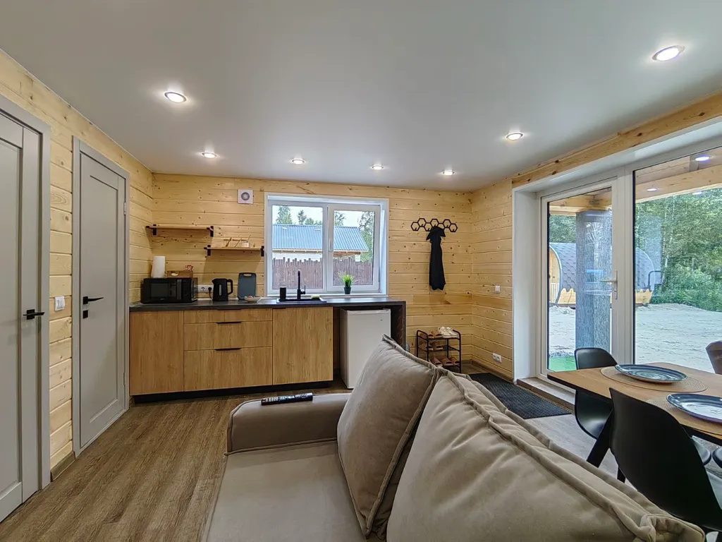 Уединенный домик возле леса